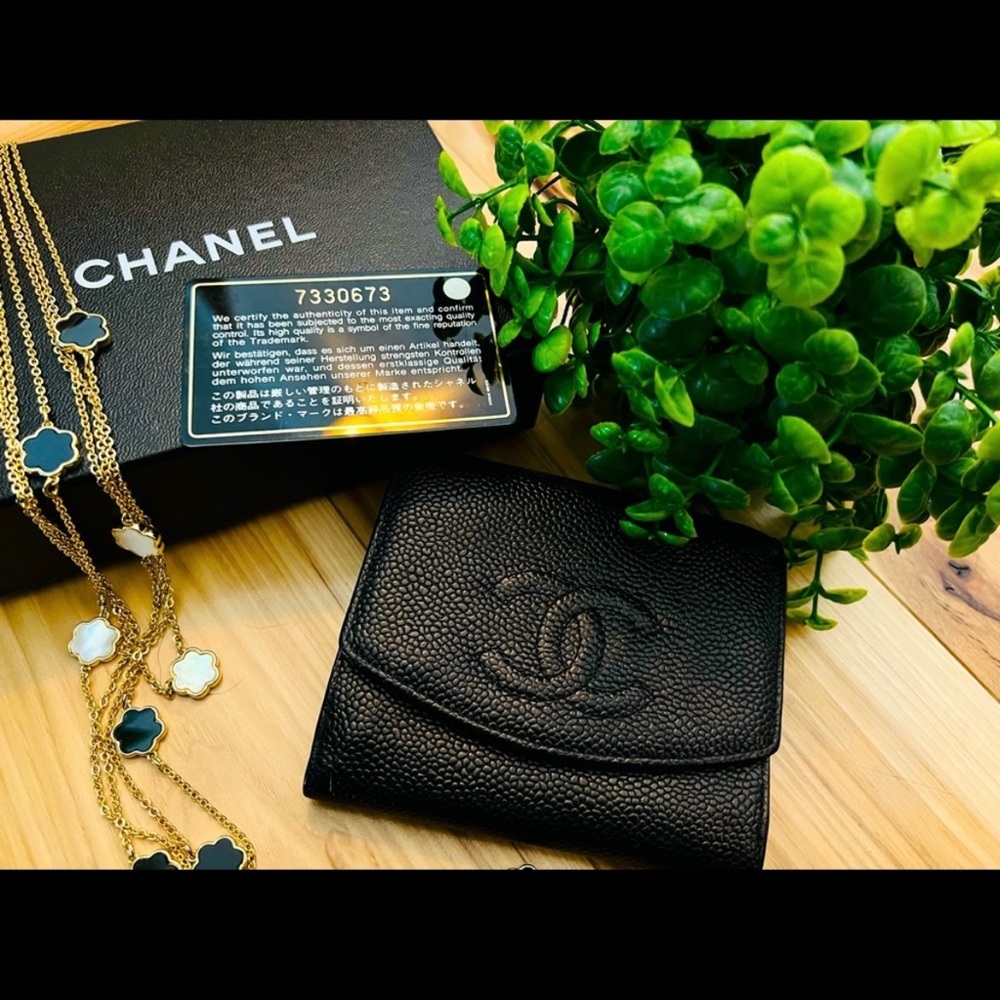 🌿 Authentic Chanel Caviar wallet.